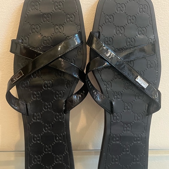 Authentic Gucci slide in almost New Condition. Worn 1X. This is UNISEX..Size 9.5 - Picture 3 of 12